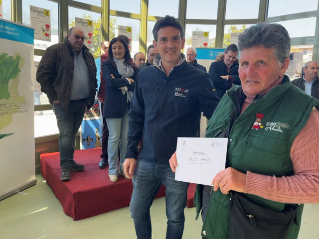 El delegado de la Xunta en Lugo, Javier Arias, entrega un premio en Expogrelo.