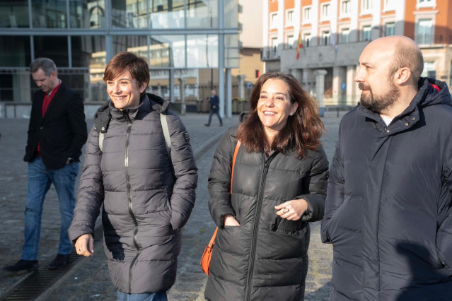 La ministra de Política Territorial, Isabel Rodríguez, junto a la alcaldesa de A Coruña, Inés Rey, en el puerto de la ciudad herculina.