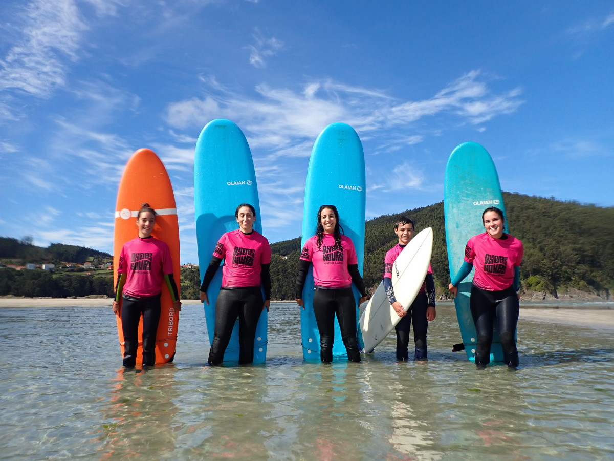 Alumnas aprendiendo surf