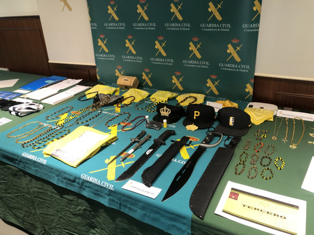 Armas blancas, joyas y otros efectos intervenidos en la Operación Torcidos contra los Latin Kings.