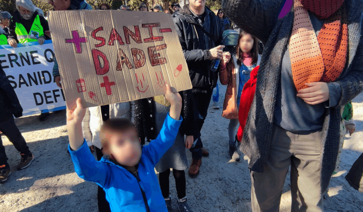 Niu00f1os con un cartel durante la gran manifestaciu00f3n en defensa de la Sanidad Pu00fablica en Santiago en una foto de M.V