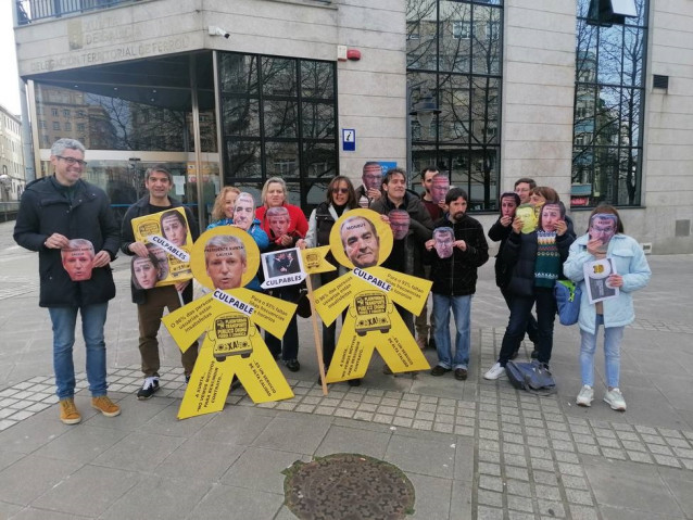 Integrantes De La 'Plataforma Por Un Transporte Digno Para Ferrol Y Comarcas' Se Han Concentrado En La Mañana De Este Lunes Ante El Edificio Administrativo De La Xunta En Ferrol
