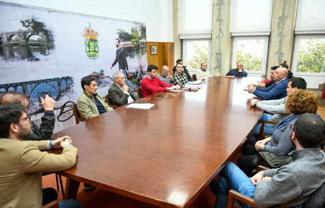 El director xeral de Gandaría, Agricultura e Industrias Agroalimentarias, José Balseiros, en una reunión con productores en A Estrada (Pontevedra).