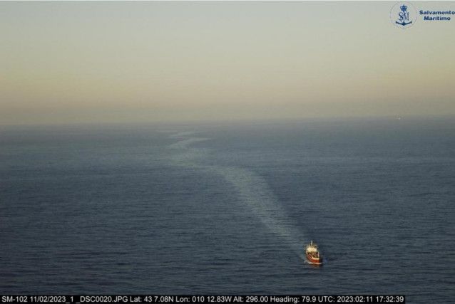 Imagen del buque soltando el hidrocarburo.