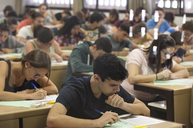 Exu00e1men estudiantes