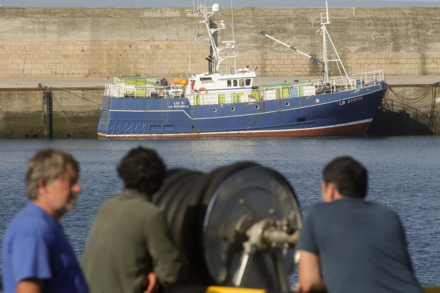 Archivo - Un barco en el Puerto de Viveiro, a 3 de octubre de 2022, en Viveiro, Lugo, Galicia (España). El Gobierno sopesa recurrir ante el Tribunal de Justicia de la Unión Europea (TJUE) la decisión de Bruselas de vetar la pesca de fondo en zonas marinas