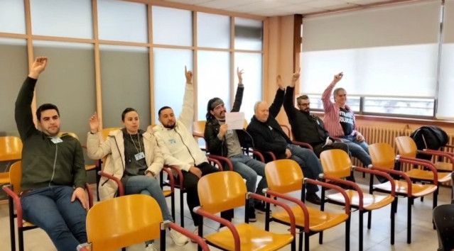 Grupo de vecinos de la asociación Avibe y la plataforma Vigo somos todxos en el pleno de Vigo, el 22 de febrero de 2023.