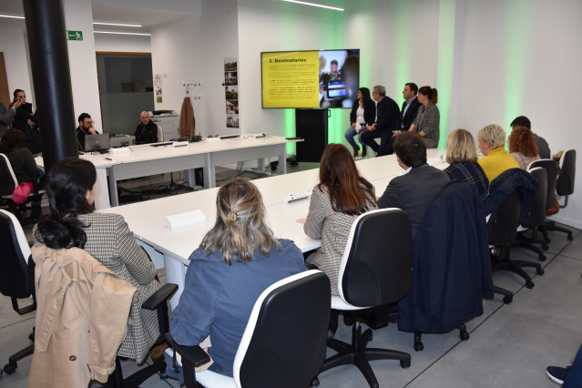 El presidente de la Diputación de A Coruña, Valentín González Formoso, y el alcade de Ames, Blas García, participan en la presentación de las principales empresas que formarán parte de 'Ames AV Lab'.