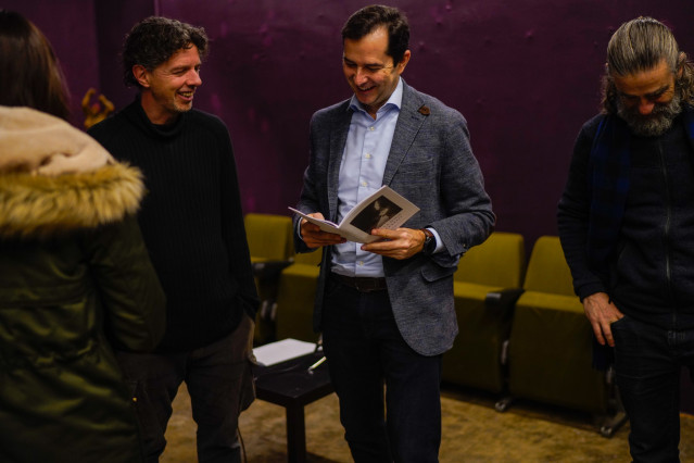 El director de la Agadic,  Jacobo Sutil, en la presentación de la obra 'Sin la soga al cuello', en el Teatro Ensalle de Vigo.