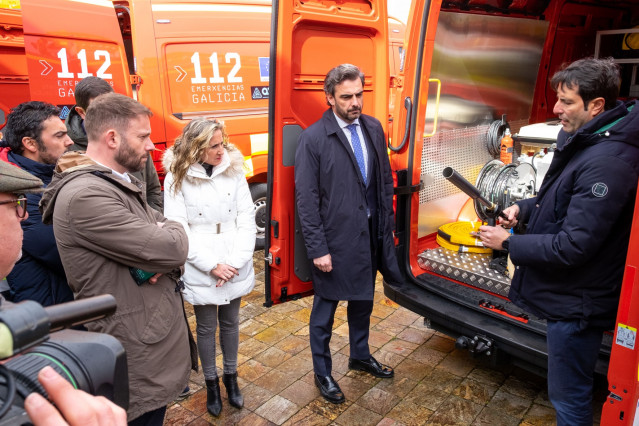 El vicepresidente segundo e conselleiro de Presidencia, Xustiza e Deportes, Diego Calvo, participa en la entrega de furgonetas de servicios varios a distintos Grupos de Emerxencias Supramunicipais (GES)