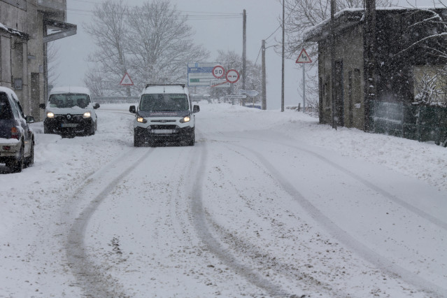 Una furgoneta circula por una calle cubierta de nieve, a 26 de enero de 2023, en Pedrafita do Cebreiro, Lugo, Galicia (España). Hay un corredor que forman el anticiclón al norte de la Península y una borrasca sobre el Mediterráneo, lo que está provocando
