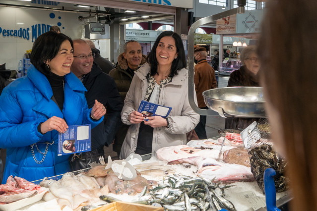 Elena Candia, Miguel Tellado y Paula Prado en la plaza de absatos de Lugo