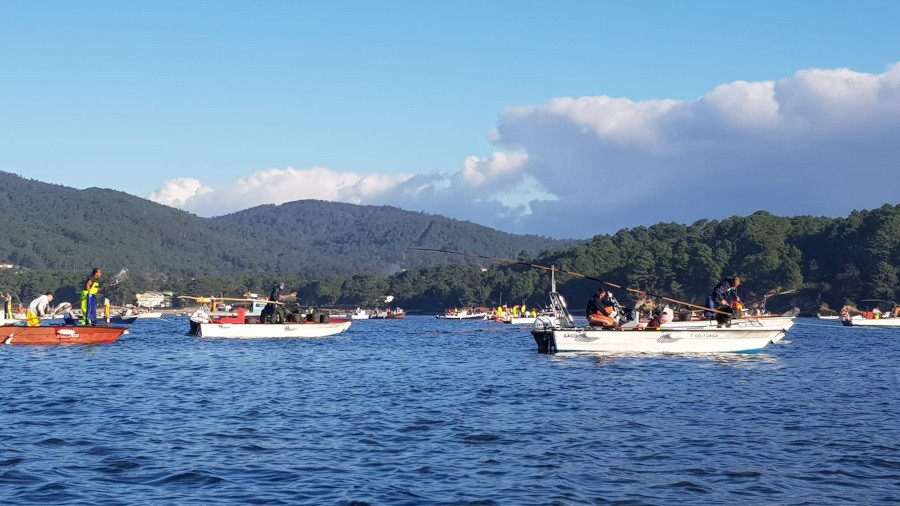 Marisqueo en la ría de Noia