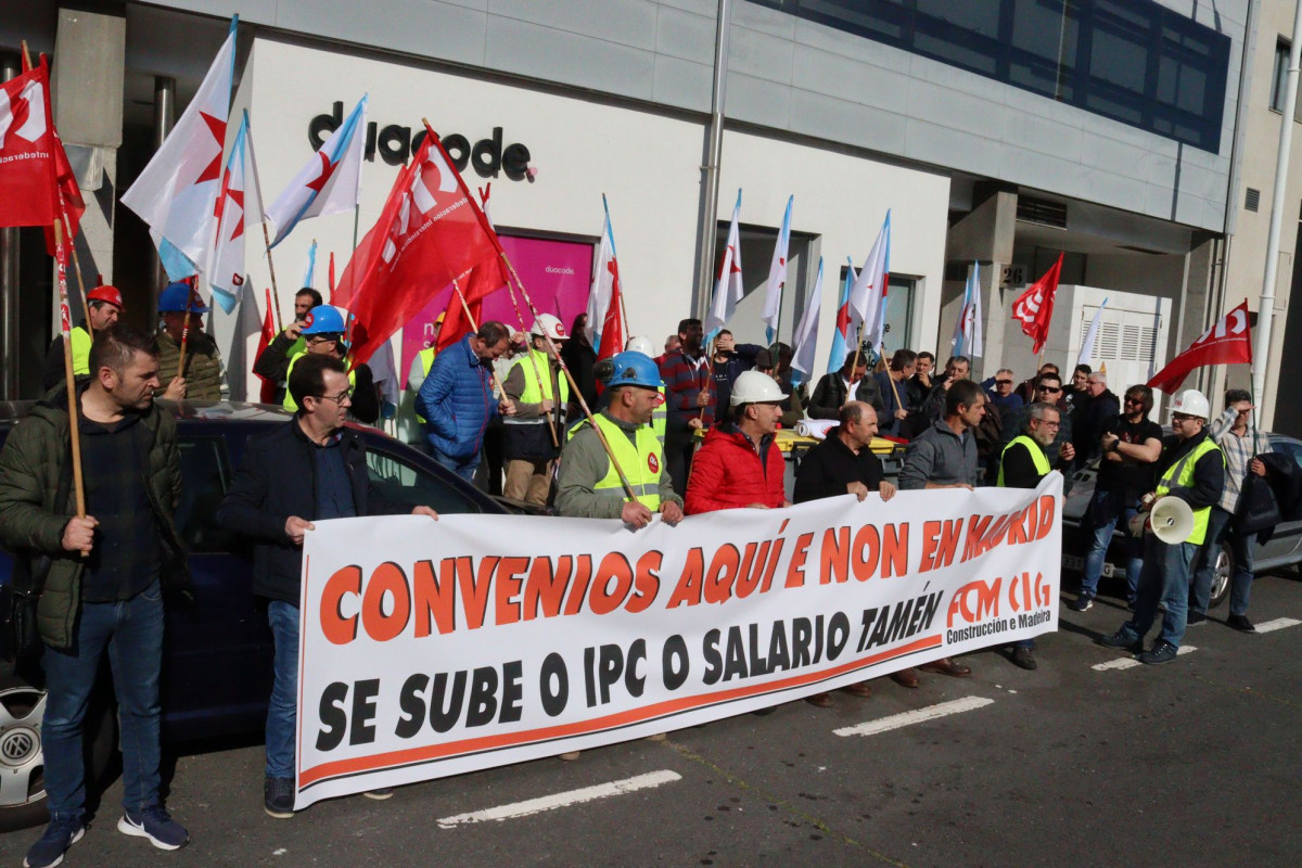 Protesta por la renovaciu00f3n del sector de la construcciu00f3n en A Coruu00f1a en una foto de CIG