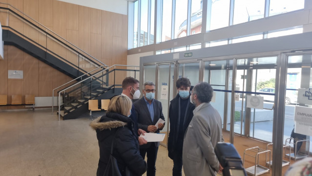 El delegado de la Xunta en A Coruña, Gonzalo Trenor, el gerente del área sanitaria de A Coruña-Cee, Luis Verde, y el alcalde de Arteixo, Carlos Calvelo, en una reunión.