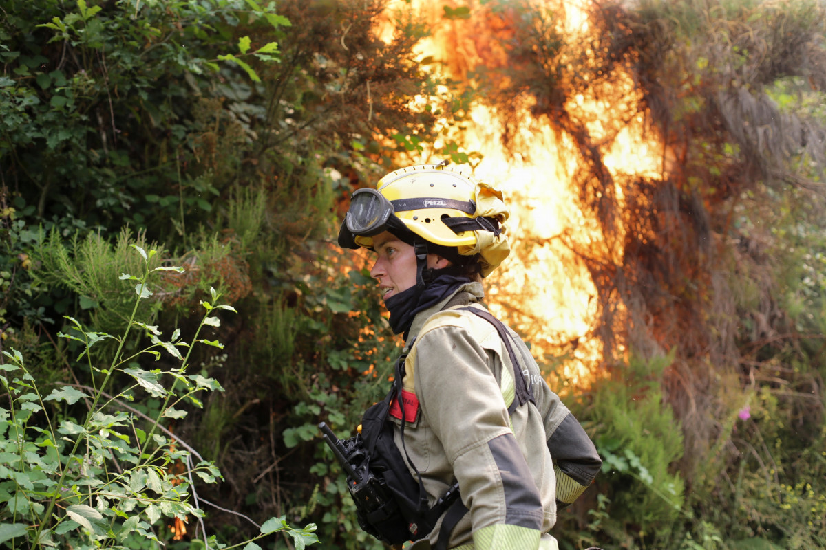 Archivo - Agentes de las Brigadas de Refuerzo en Incendios Forestales (BRIF) realiza labores de extinción en las inmediaciones de un incendio, a 15 de julio de 2022, en Samos, Lugo, Galicia (España)