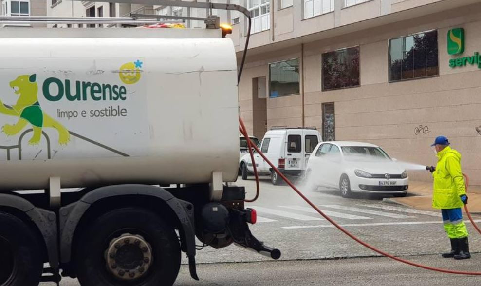Trabajador de la limpieza viaria en Ourense en una foto de A González en la web del Ayuntamiento