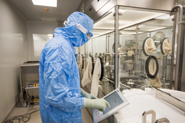 Trabajador del Grupo Zendal en un laboratorio.