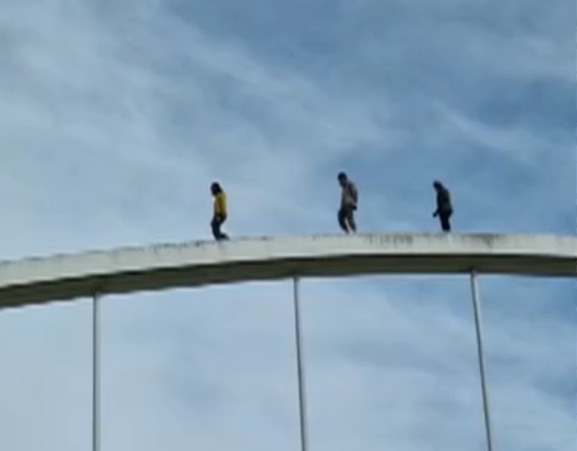 (VÍDEO) Provoca vértigo solo de verlo: así es la diversión temeraria de estos jóvenes en las termas de Outariz