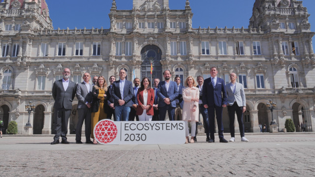 Archivo - La alcaldesa de A Coruña, Inés Rey, y el presidente ejecutivo de 'Ecosystems2030', Omar Hatamleh, en la presentación de la segunda edición de Ecosystems2030