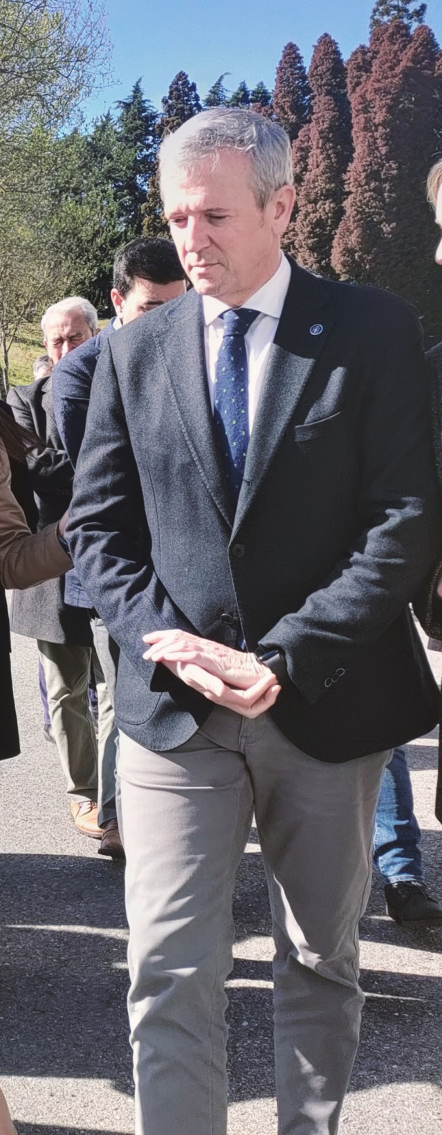 El presidente de la Xunta, Alfonso Rueda, en una visita a las antiguas instalaciones del hospital psiquiátrico 'O Rebullón' de Mos (Pontevedra), el 28 de febrero de 2023.