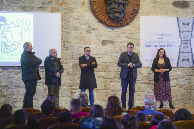 El conselleiro de Cultura, Educación, FP e Universidades, Román Rodríguez, ha sido el encargado de inaugurar este martes la exposición Picasso vivo en Padrón (A Coruña)