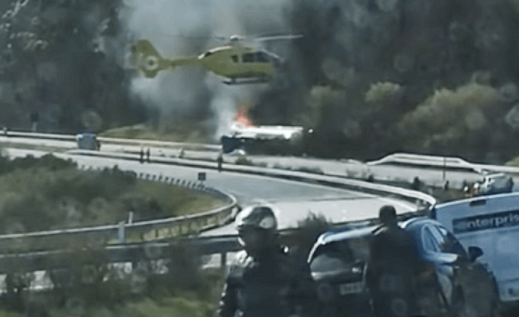 La autopista A-52 aún no está abierta del todo tras el arder un camión con material inflamable