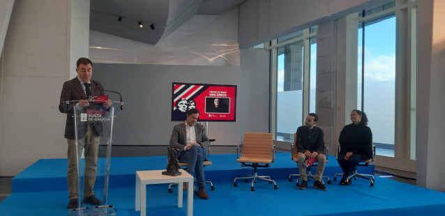 El conselleiro de Cultura, Educación, Formación Profesional y Universidades, Román Rodríguez, ha anunciado que el ganador del Premio de Honra Fernando Rey de la XXI edición de los Premios Mestre Mateo, es el compositor musical Nani García