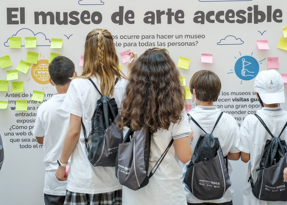 Estudiantes en photocall Concurso Escolar ONCE