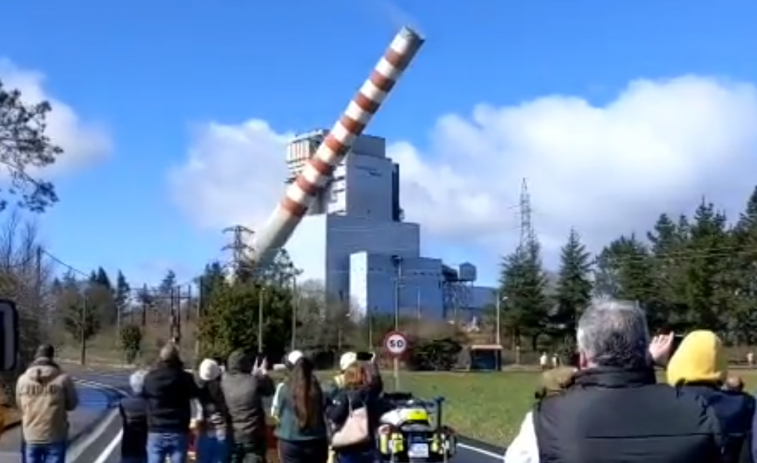 (VÍDEO) Dinamitan la chimenea de la térmica de Meirama tras cuatro décadas de actividad