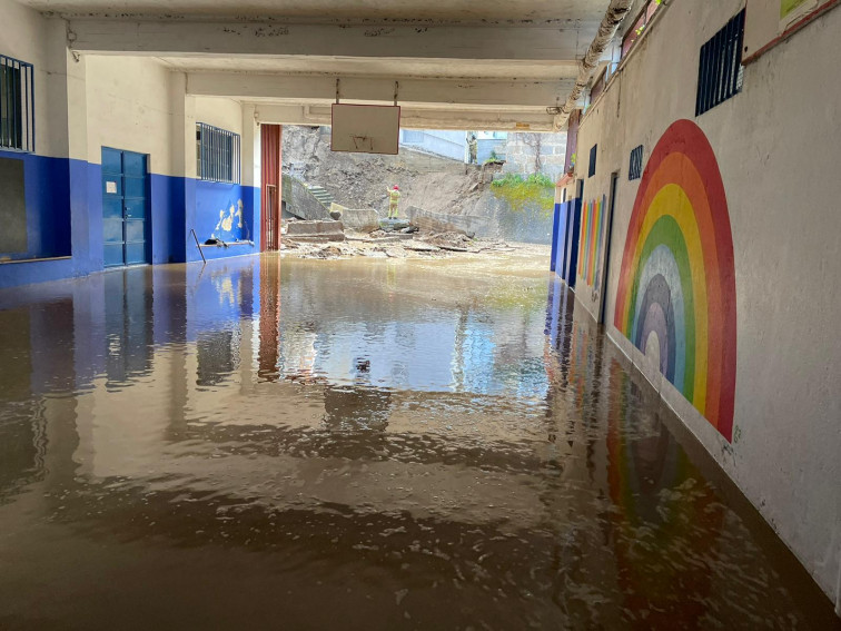 Colapsa un muro del Colegio Cardenal Cisneros de Ourense, que sufre una gran inundación sin lamentar heridos