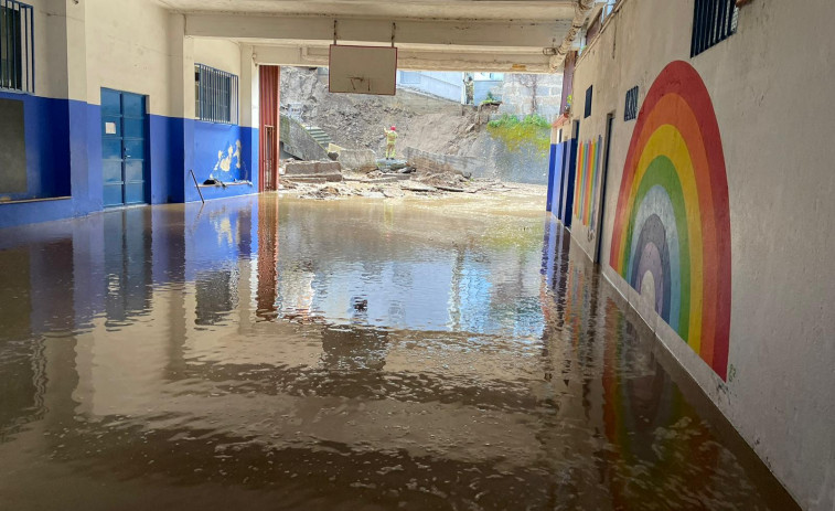 Colapsa un muro del Colegio Cardenal Cisneros de Ourense, que sufre una gran inundación sin lamentar heridos