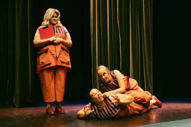 Archivo - Representación de 'As que limpan' de la compañía teatral A Panadaría.