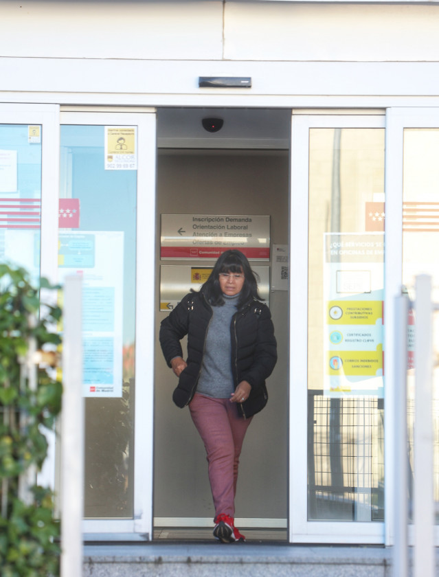 Una persona sale de la oficina del Servicio Público de Empleo Estatal.