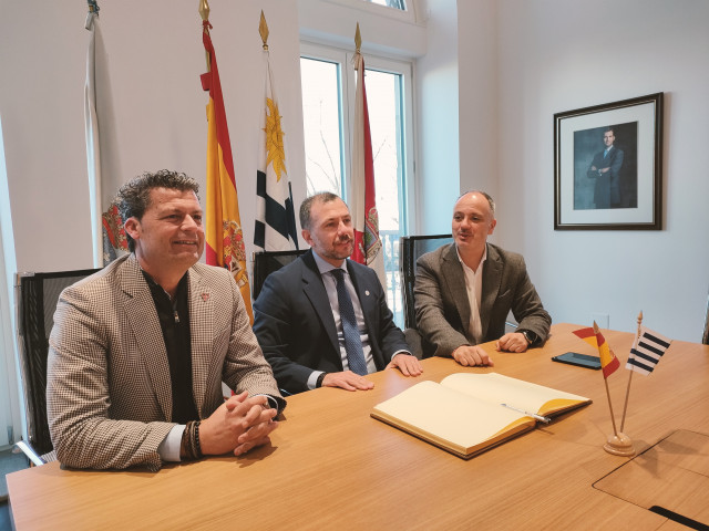 El cónsul de Uruguay en Galicia, Asturias, Cantabria y País Vasco, Ramiro Rodríguez (c), junto al delegado de Zona Franca en Vigo, David Regades (d) y el alcalde de Baiona, Carlos Gómez Prado (i).