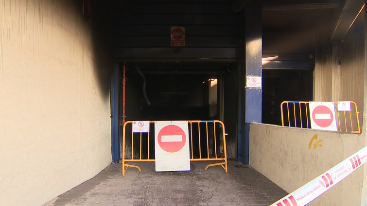 Docenas de evacuados y seis vehículos calcinados tras un incendio en un garaje en Cangas do Morrazo