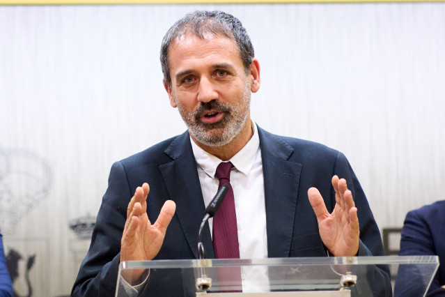 El secretario general de Infraestructuras del Ministerio de Transportes, Xavier Flores, durante una rueda de prensa posterior a la reunión sobre la situación de los trenes para Cantabria y Asturias en la Delegación del Gobierno de Cantabria, a 8 de febrer