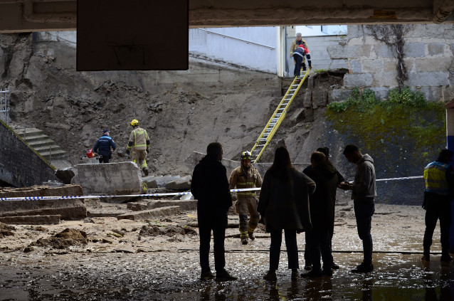 El cuerpo de Bombero trabaja tras el derrumbe de un muro en el colegio Cardenal Cisneros, a 1 de marzo de 2023, en Ourense, Galicia (España). Un muro del colegio Cardenal Cisneros, en Ourense, se ha desplomado hoy posiblemente por la rotura de una tubería