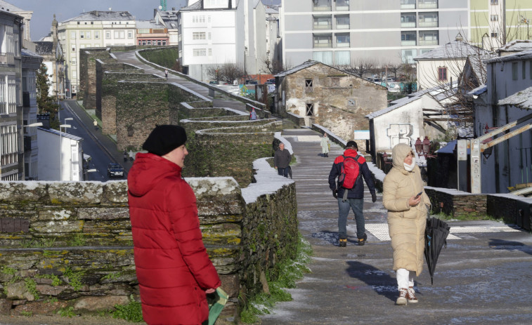 Muere un sanitario de 35 años al caerse desde lo alto de la muralla de Lugo, en la puerta de San Pedro