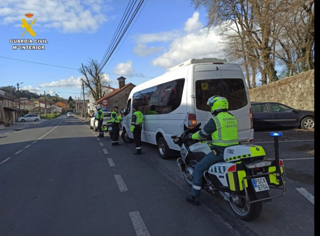 Efectivos de la Guardia Civil interceptan al conductor de un microbús escolar que superaba las tasas de alcohol permitidas. Padrón (A Coruña).