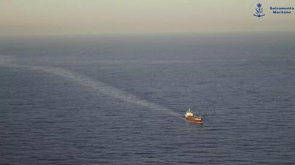 Sentinazo del Lagherta frente Galicia en una foto tomada desde un aviu00f3n de Salvamento Maru00edtimo y remitida por el Ministerio de Transporte