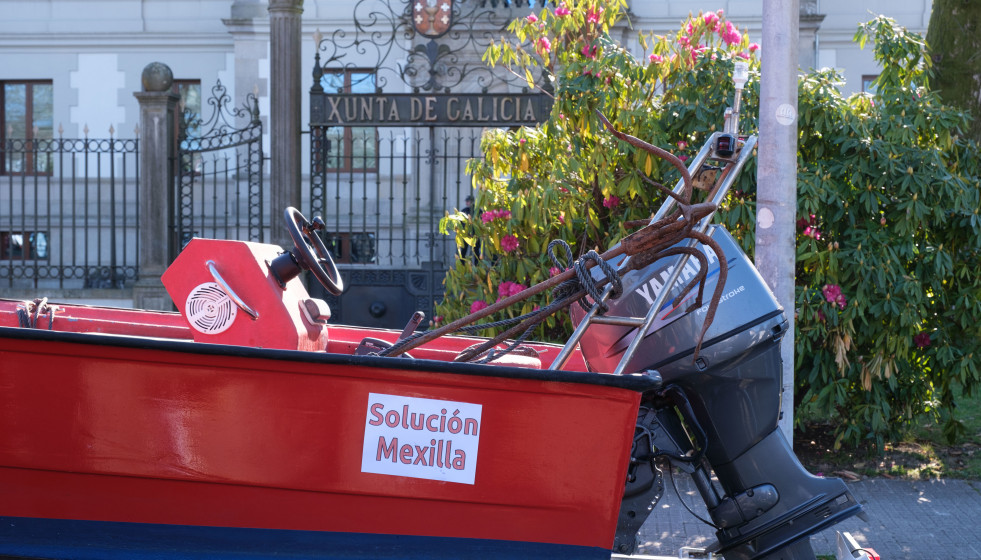 Una lancha de mejilloneros frente a la Xunta de Galicia durante una protesta, a 2 de marzo de 2023, en Santiago de Compostela, A Coruña, Galicia (España). Un grupo de recolectores de mejillón se co