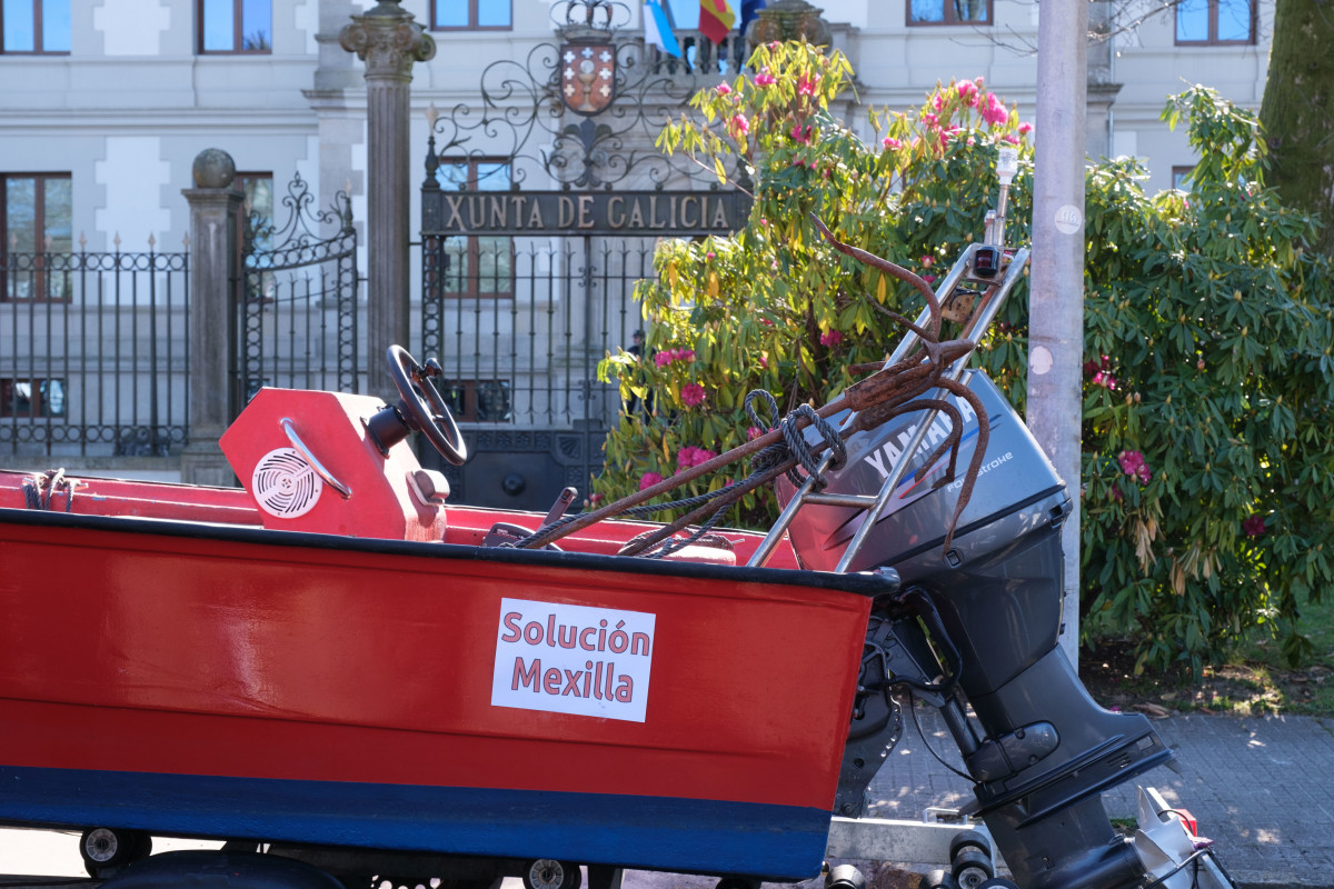 Una lancha de mejilloneros frente a la Xunta de Galicia durante una protesta, a 2 de marzo de 2023, en Santiago de Compostela, A Coruña, Galicia (España). Un grupo de recolectores de mejillón se co
