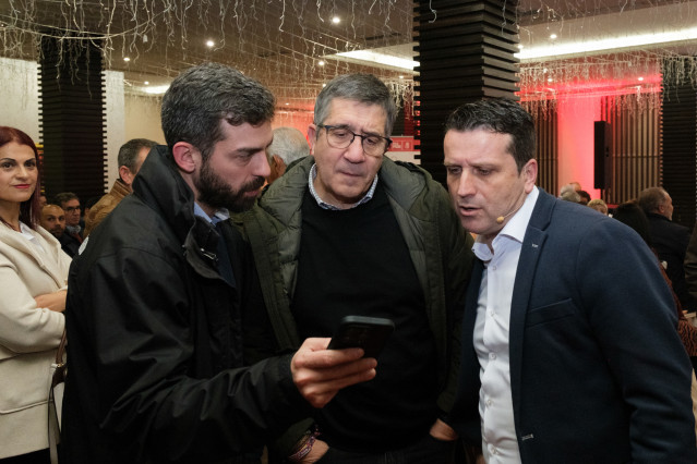 El portavoz del PSOE en el Congreso, Patxi López (c), durante la presentación del candidato a la alcaldía de Boiro, el actual alcalde, José Ramón Romero García (d), en el restaurante Chicolino, a 3 de marzo de 2023, en Boiro, A Coruña, Galicia (España).