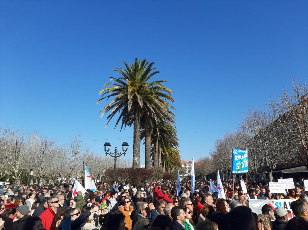 Manifestación en la alameda de Noia contra la decisión de la Xunta de Galicia de autorizar el vertido de 889.885 metros cúbicos de aguas residuales al arroyo de As Rabaceiras, en la ría de Muros y