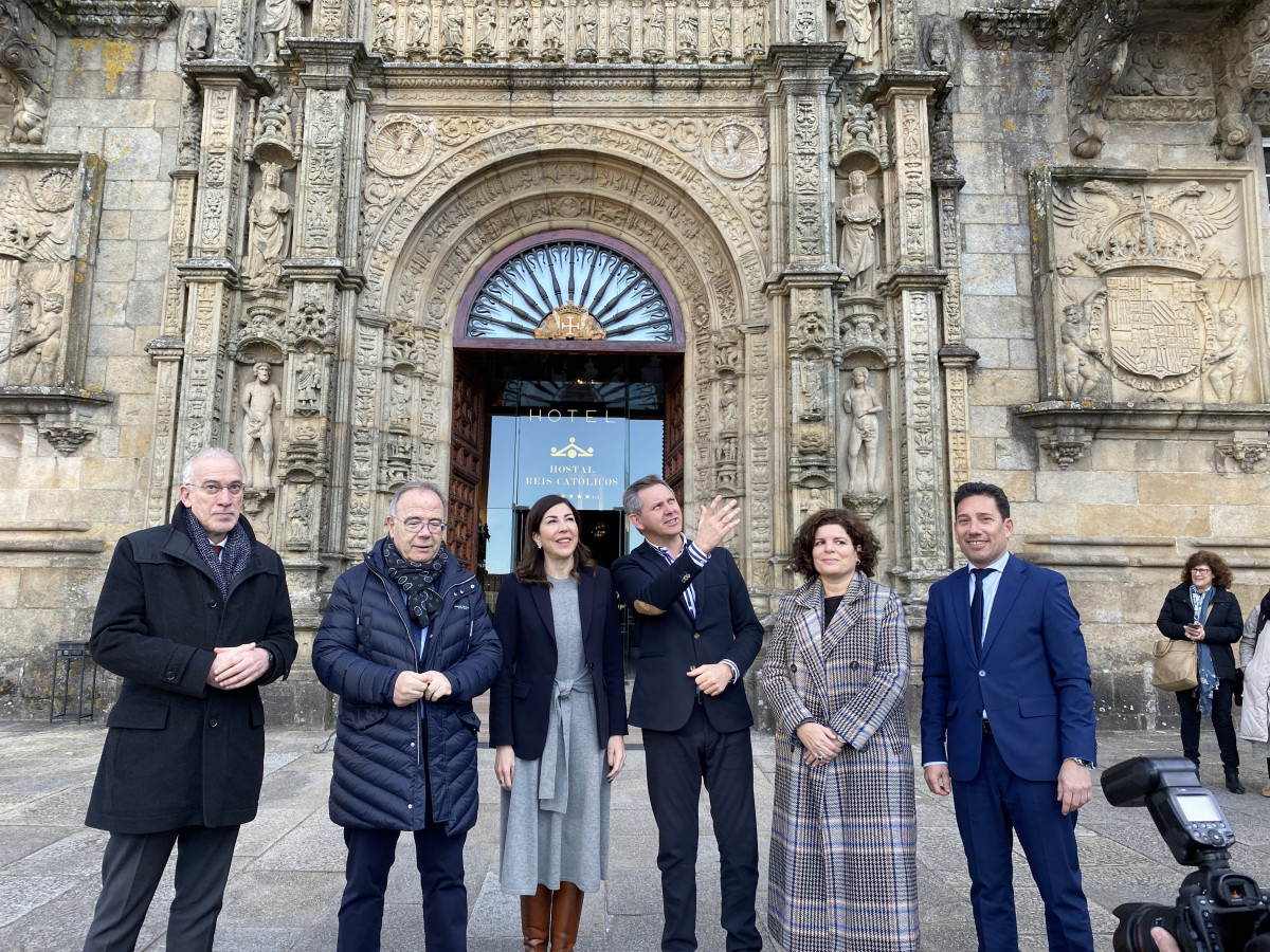El delegado del Gobierno en Galicia, José Miñones, frente al Hostal dos Reis Católicos, en Santiago de Compostela.