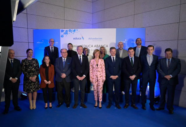 La ministra de Educación, Pilar Alegría; el presidente de la Xunta, Alfonso Rueda y el presidente de Afundación, Miguel Ángel Escotet, junto a otras autoridades y premiados en los galardones Educa Abanca