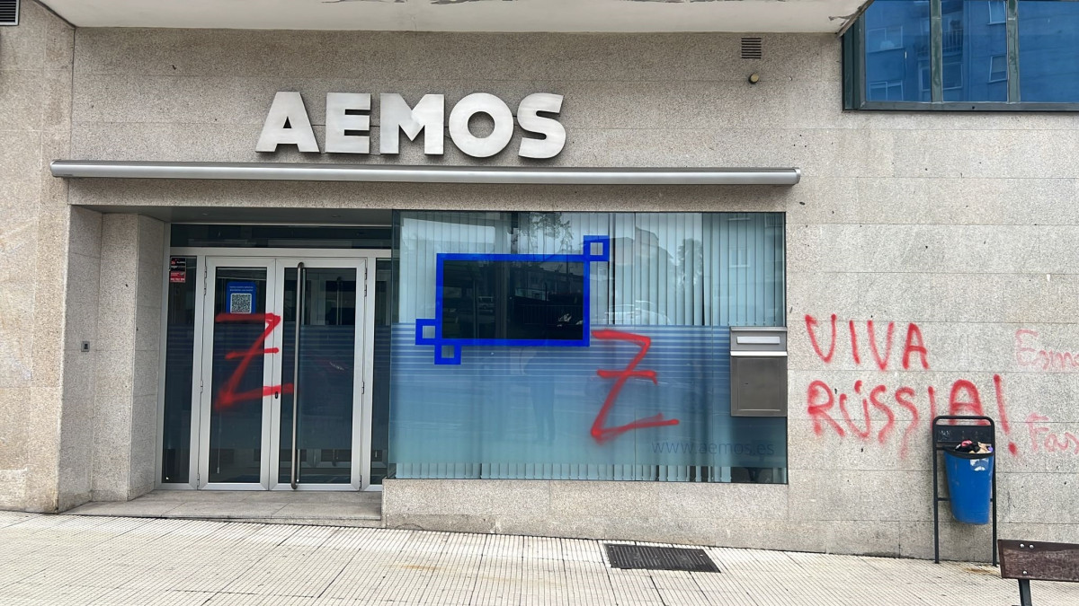 Pintadas en la fachada de la sede de la Asociación de Empresarios de Mos (Vigo).