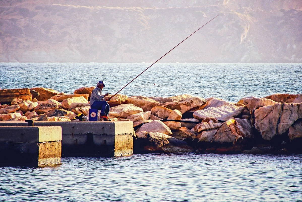 Pescador deportivo en un puerto