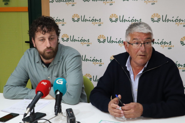 El responsable de apicultura Unións Agrarias, Roi Regueira, junto al secretario de organización sectorial, Félix Porto.